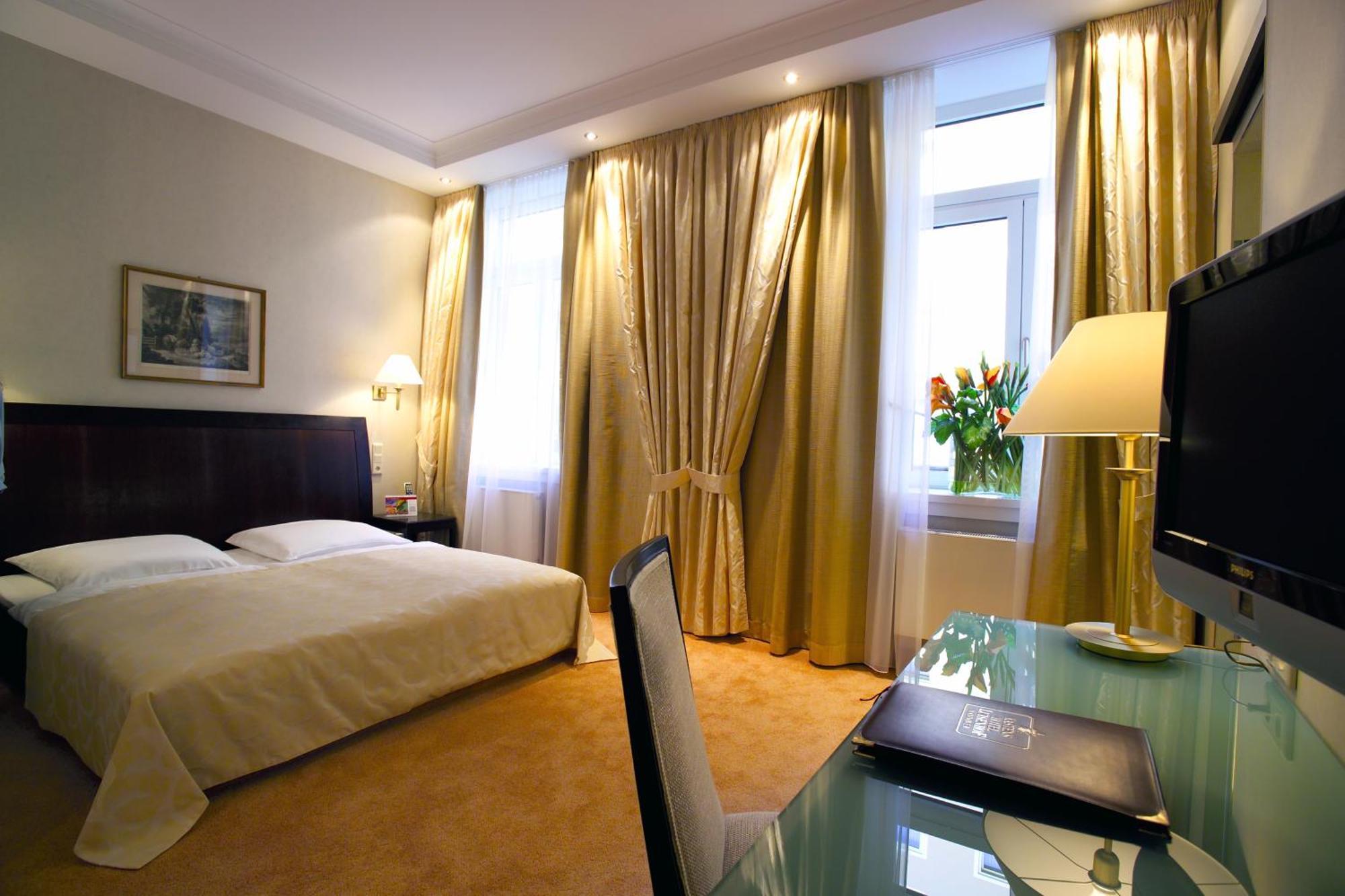 Kastens Hotel Luisenhof Hannover Exteriér fotografie A room at the Hotel Savoy