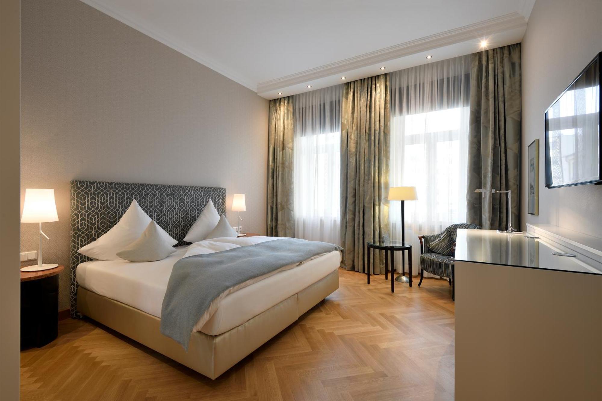 Kastens Hotel Luisenhof Hannover Exteriér fotografie A room at the Hotel Axelmannstein